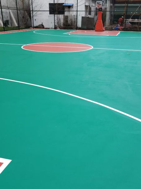 新宁 球场长期使用易出现地面开裂